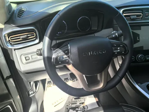 Lynk & Co 01