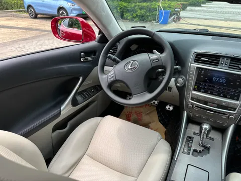 Lexus IS