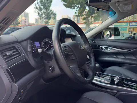 Infiniti Q70