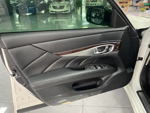 Infiniti Q70