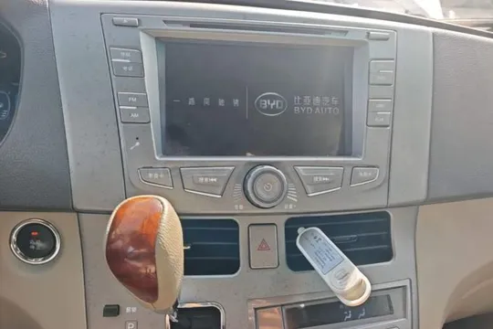 BYD M6