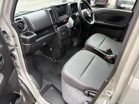 Nissan Clipper Van
