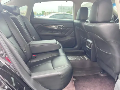 Infiniti Q70