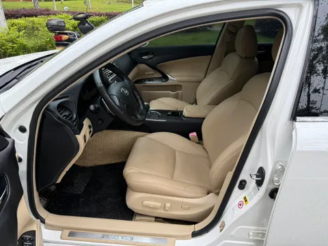 Lexus IS