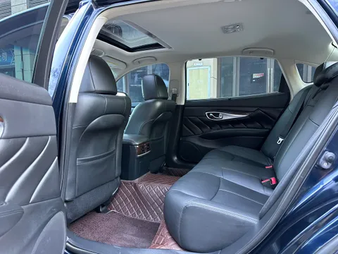 Infiniti Q70