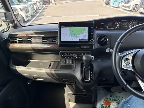 Honda N-BOX Custom
