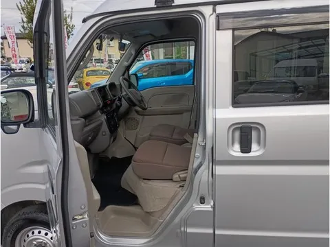 Nissan Clipper Van