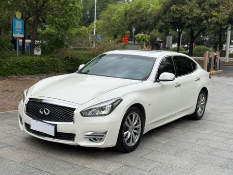 Infiniti Q70