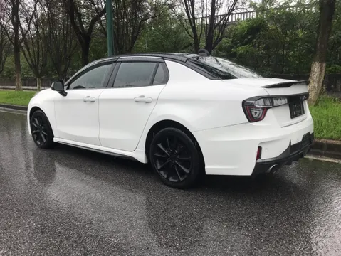 Lynk & Co 03