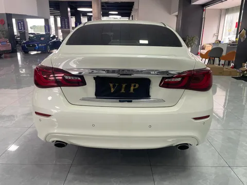 Infiniti Q70