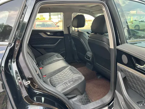Hongqi HS5