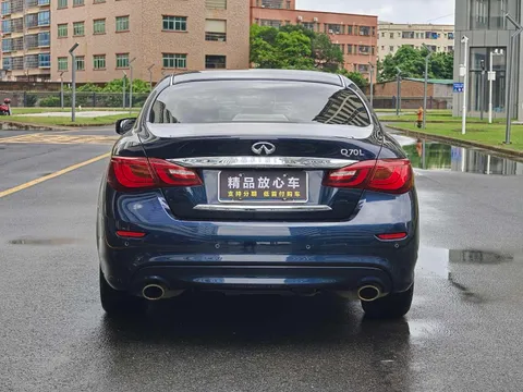 Infiniti Q70