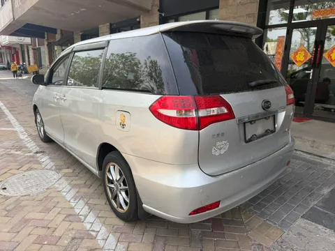 BYD M6