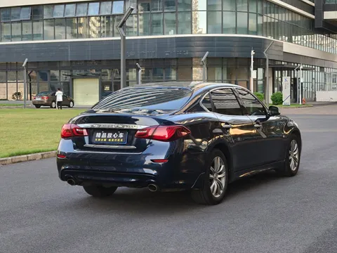 Infiniti Q70