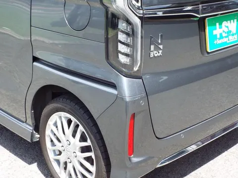 Honda N-BOX Custom