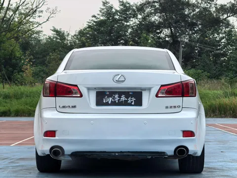 Lexus IS