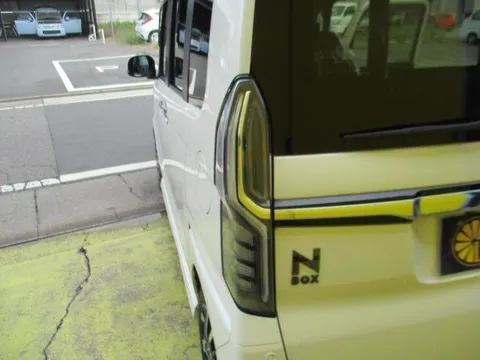 Honda N-BOX Custom