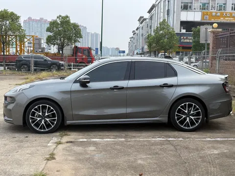 Lynk & Co 03