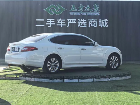 Infiniti Q70