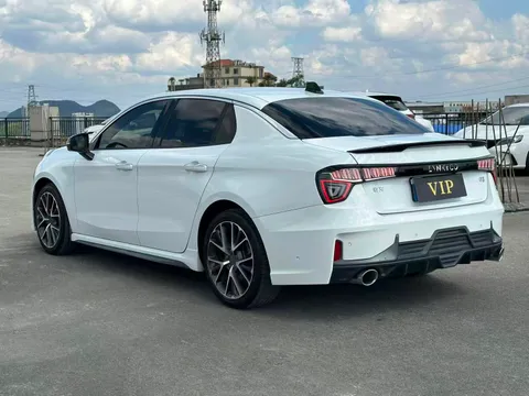 Lynk & Co 03