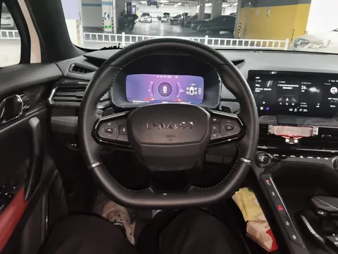 Lynk & Co 06