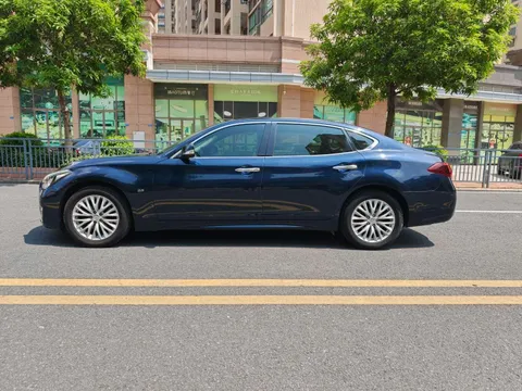 Infiniti Q70