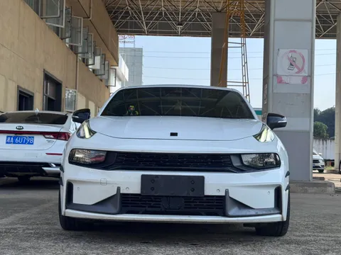 Lynk & Co 03
