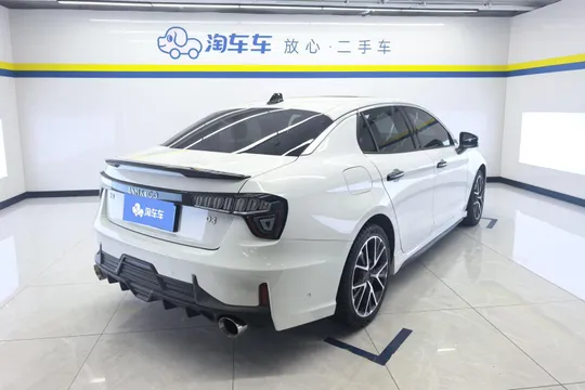 Lynk & Co 03