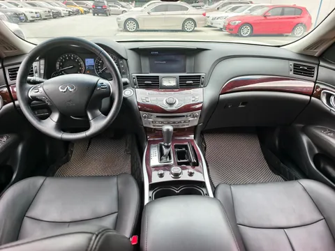 Infiniti Q70
