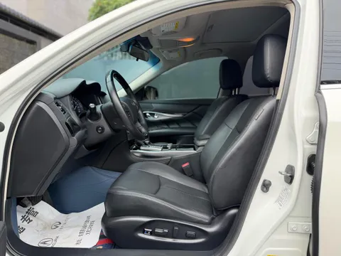 Infiniti Q70