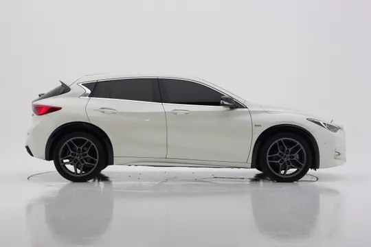 Infiniti Q30