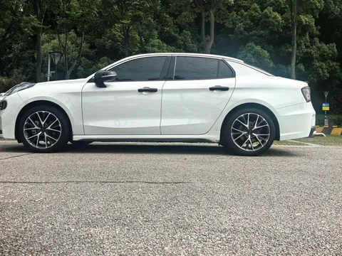 Lynk & Co 03