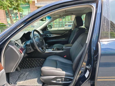 Infiniti Q70
