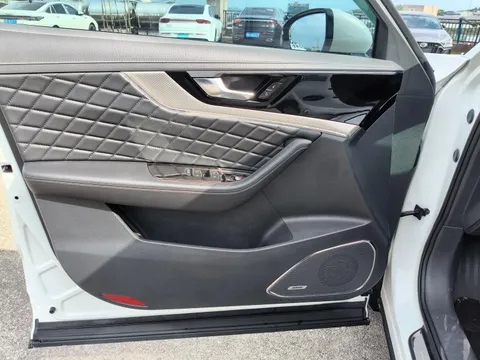 Hongqi HS5