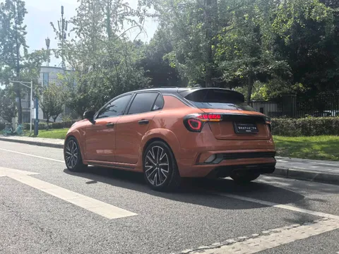 Lynk & Co 02