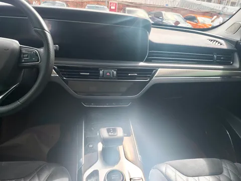 Hongqi HS5