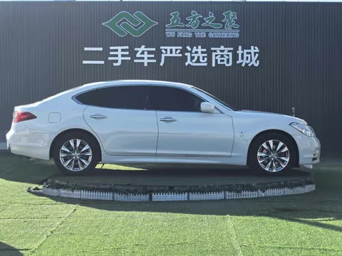 Infiniti Q70