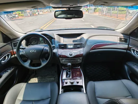 Infiniti Q70