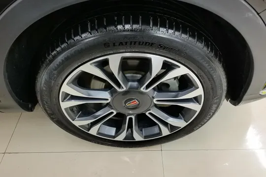 Hongqi HS5