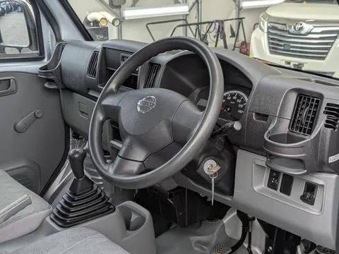 Nissan Clipper Van