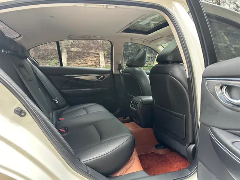 Infiniti Q50L