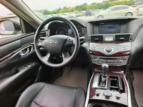 Infiniti Q70