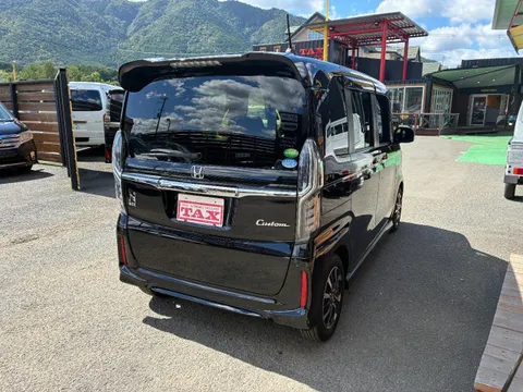 Honda N-BOX Custom