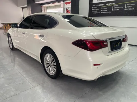 Infiniti Q70