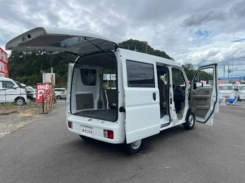 Nissan Clipper Van