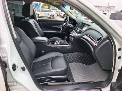 Infiniti Q70