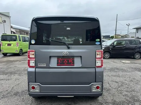 Toyota Pixis Mega