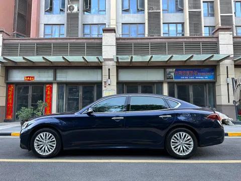 Infiniti Q70