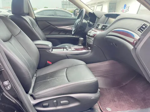 Infiniti Q70