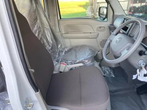 Nissan Clipper Van